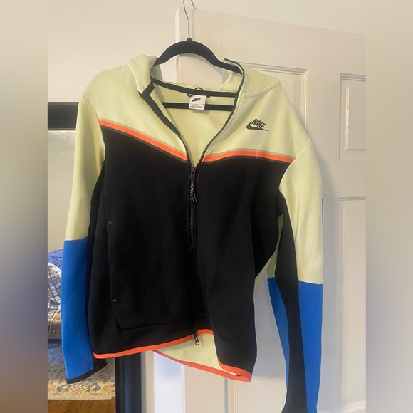 Like new Nike tech hoodie - Picture 2 of 4